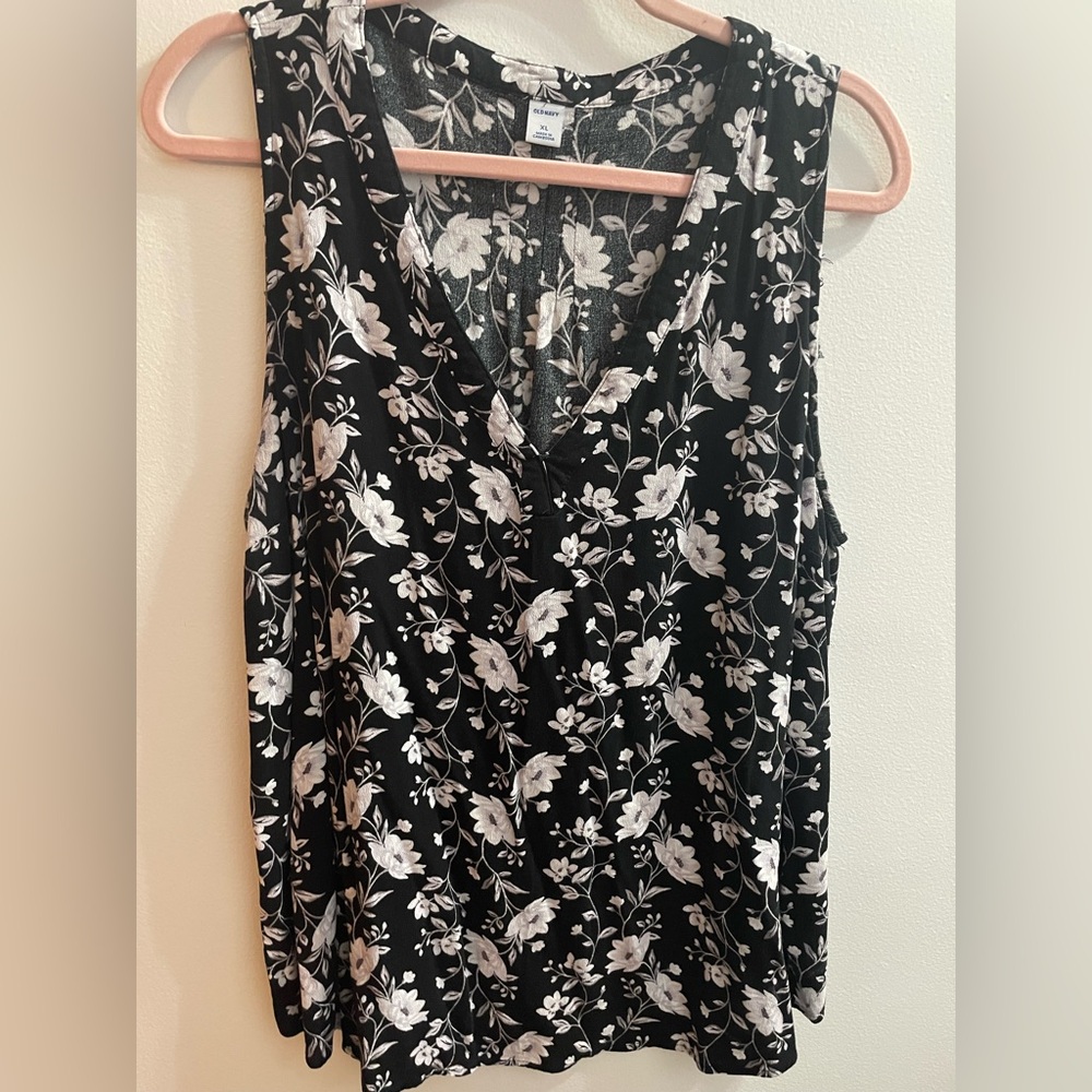 Old Navy Black linen shorts with floral top - Picture 3 of 16